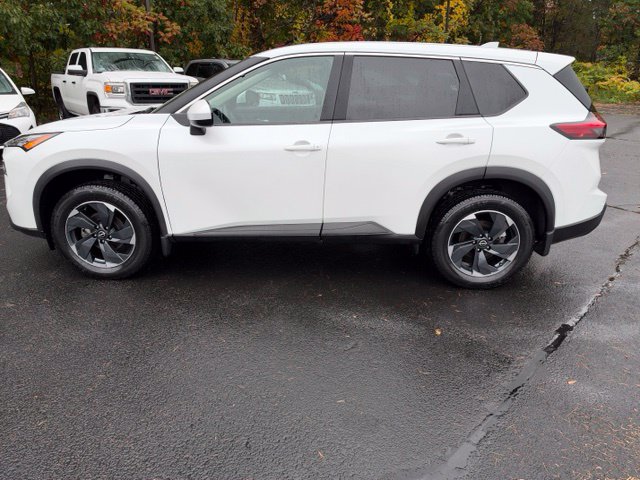 Used 2024 Nissan Rogue SV AWD/4WD image 2