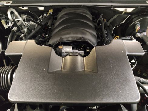 Used 2019 Chevrolet Suburban LS RWD image 30