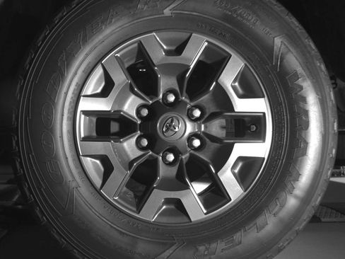 Used 2018 Toyota Tacoma TRD Off-Road AWD/4WD image 14