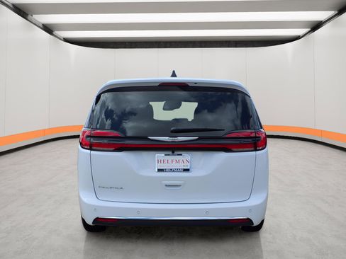 New 2026 Chrysler Pacifica Select image 5