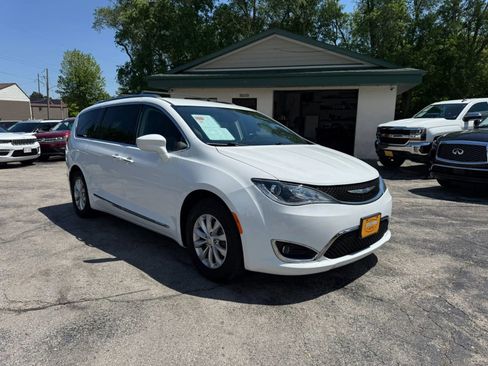 Used 2018 Chrysler Pacifica Touring-L FWD image 7