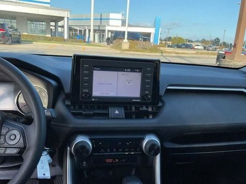 Used 2020 Toyota RAV4 LE image 27