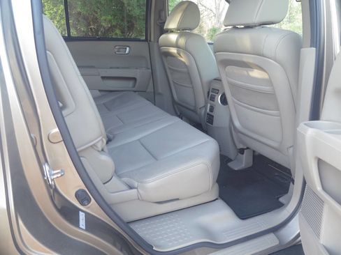 Used 2010 Honda Pilot Touring image 17