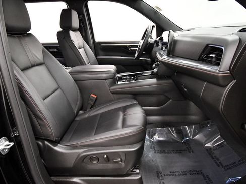 Used 2025 Chevrolet Suburban RST AWD/4WD image 18