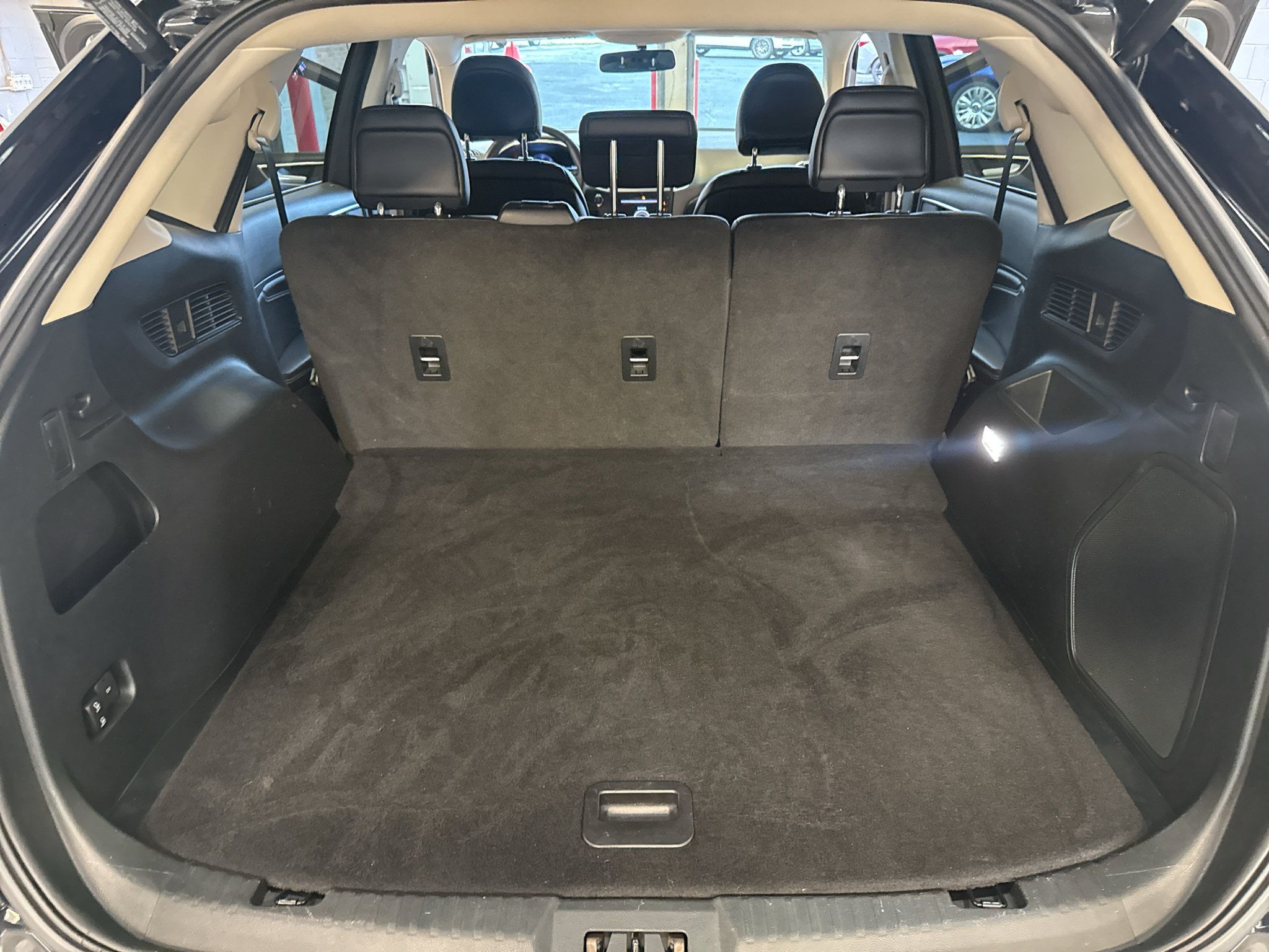 Used 2018 Ford Edge Titanium w/ Equipment Group 301A AWD/4WD image 30