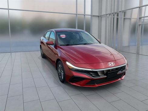 Used 2024 Hyundai Elantra SEL image 4