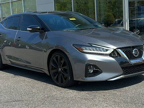 Used 2019 Nissan Maxima SR w/ Premium Package FWD image 2
