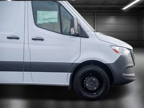 Used 2025 Mercedes-Benz Sprinter 4500 image 9