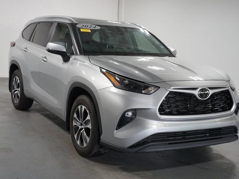 Used 2024 Toyota Highlander XLE FWD image 3