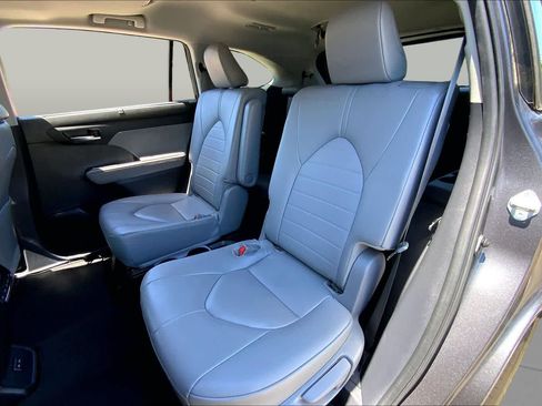 Used 2024 Toyota Highlander XLE FWD image 21