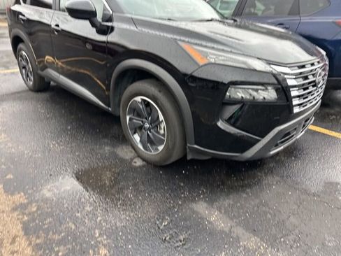 Used 2025 Nissan Rogue SV image 2