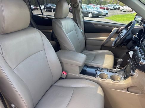 Used 2010 Toyota Highlander SE image 29