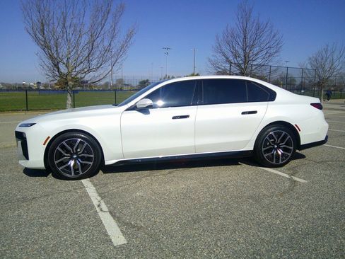 Used 2025 BMW 760i xDrive w/ Executive Package image 12