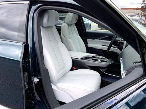 Used 2024 Cadillac Lyriq Luxury AWD/4WD image 6