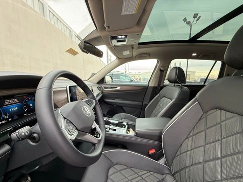 Certified 2025 Volkswagen Atlas SEL Premium R-Line image 6