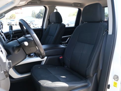 Used 2018 Nissan Titan SV w/ SV Convenience Package RWD image 9