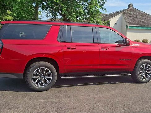 Certified 2024 Chevrolet Suburban Z71 w/ Luxury Package AWD/4WD image 3