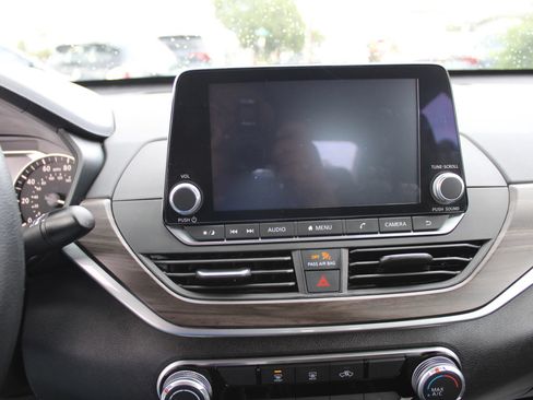 Used 2024 Nissan Altima 2.5 SV FWD image 13