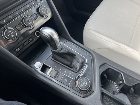 Used 2018 Volkswagen Tiguan SE w/ 18" Alloy Wheels Package image 24