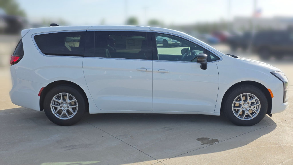 New 2027 Chrysler Pacifica Select FWD image 6