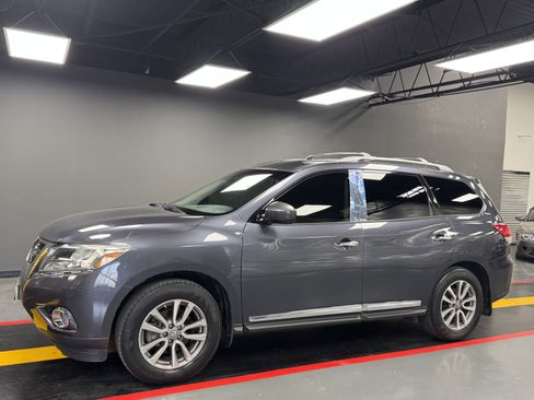 Used 2014 Nissan Pathfinder SL w/ SL Tech Package image 2