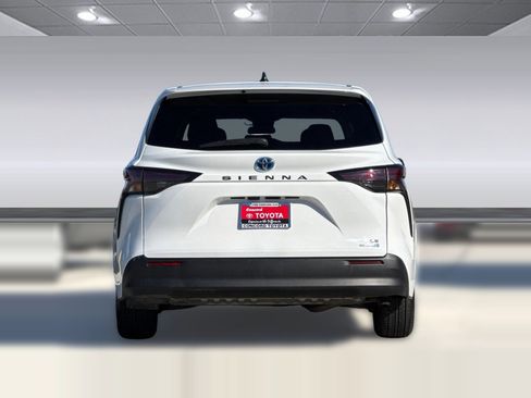 Used 2024 Toyota Sienna LE image 9