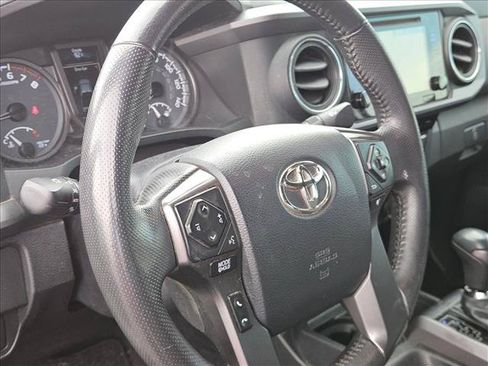 Used 2017 Toyota Tacoma TRD Off-Road AWD/4WD image 9