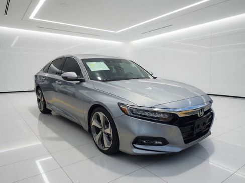Used 2018 Honda Accord Touring image 3
