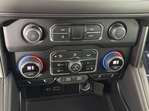 Used 2022 Chevrolet Tahoe Z71 w/ Luxury Package image 27