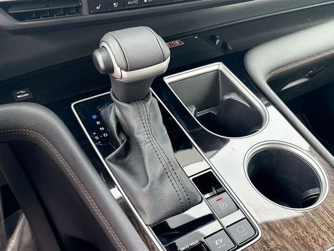 Used 2025 Toyota Sienna Limited image 17