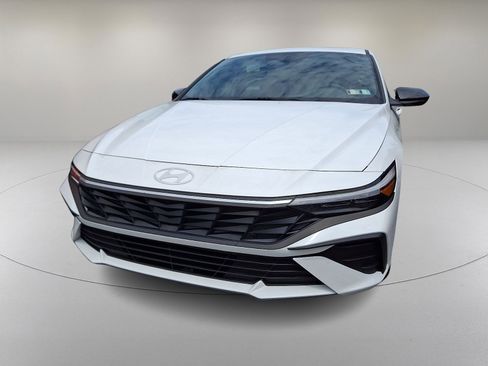 Used 2025 Hyundai Elantra Sport FWD image 4