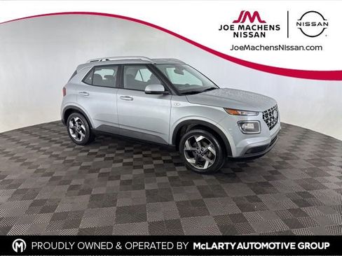 Used 2022 Hyundai Venue SEL FWD image 1