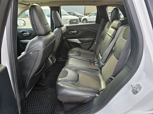 Used 2018 Jeep Cherokee Latitude Plus w/ Comfort/Convenience Group image 15