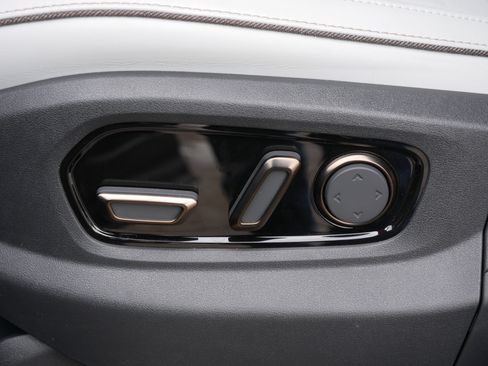 Used 2026 Rivian R1S Premium image 20