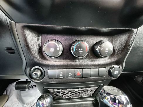 Used 2018 Jeep Wrangler Unlimited Sport S image 15