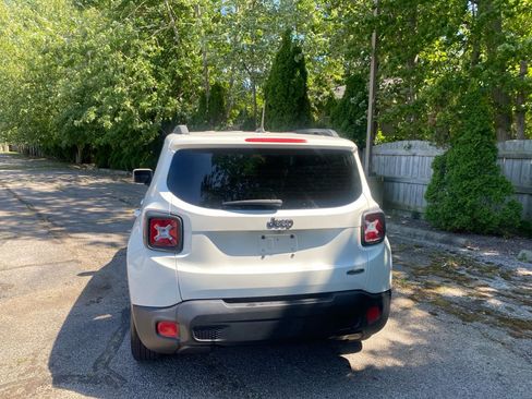 Used 2016 Jeep Renegade Latitude w/ Cold Weather Group FWD image 4