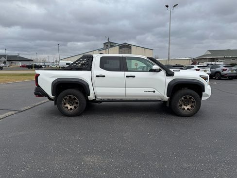 Used 2024 Toyota Tacoma Trailhunter image 6
