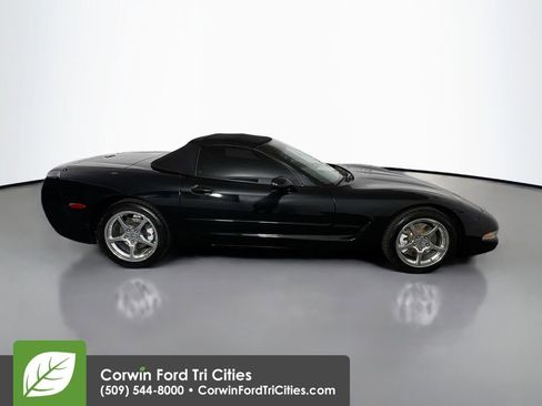 Used 2004 Chevrolet Corvette Convertible w/ Preferred Equipment Group RWD image 16