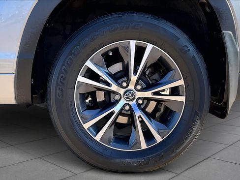 Used 2017 Toyota Highlander Plus image 11