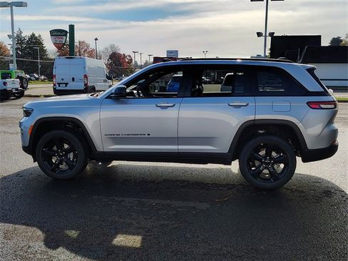 New 2025 Jeep Grand Cherokee Altitude image 9