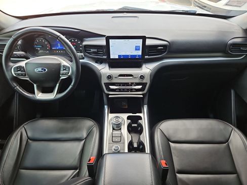 Used 2023 Ford Explorer XLT w/ Equipment Group 202A AWD/4WD image 17