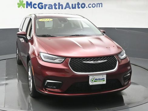 Used 2023 Chrysler Pacifica Touring-L w/ Uconnect Theater Family Group AWD/4WD image 5