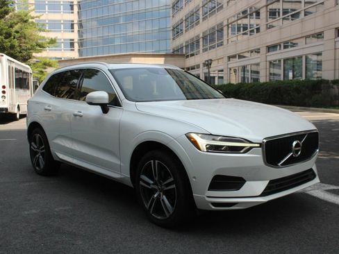 Used 2019 Volvo XC60 T5 Momentum w/ Multimedia Package AWD/4WD image 1