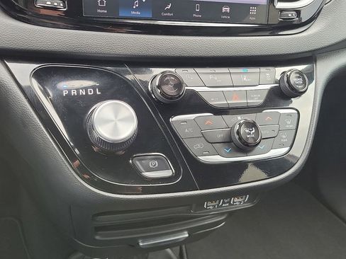 Used 2025 Chrysler Pacifica Select image 18