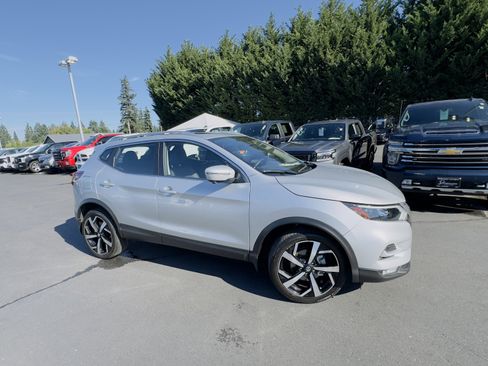 Used 2022 Nissan Rogue Sport SL w/ Premium Package image 2