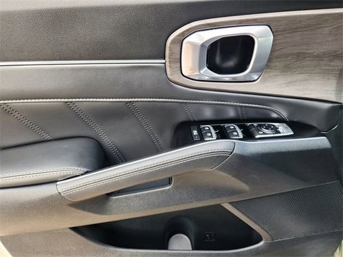 Used 2025 Kia Sorento SX image 18