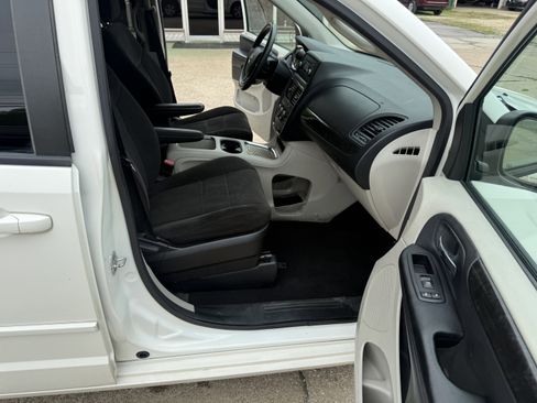 Used 2012 Dodge Grand Caravan SXT FWD image 11