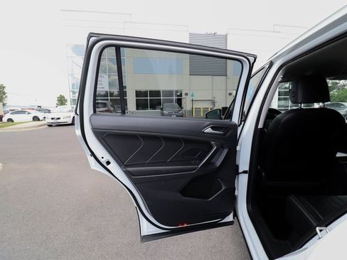 Used 2022 Volkswagen Tiguan SE image 38