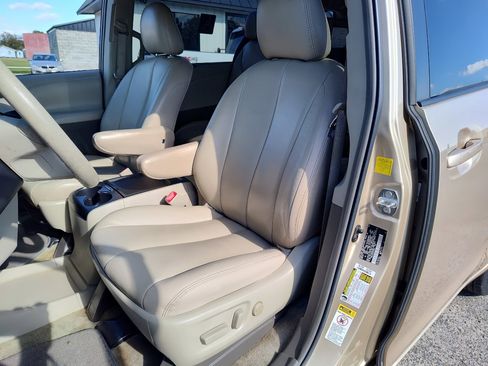 Used 2011 Toyota Sienna LE image 16