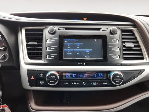 Used 2015 Toyota Highlander LE FWD image 15